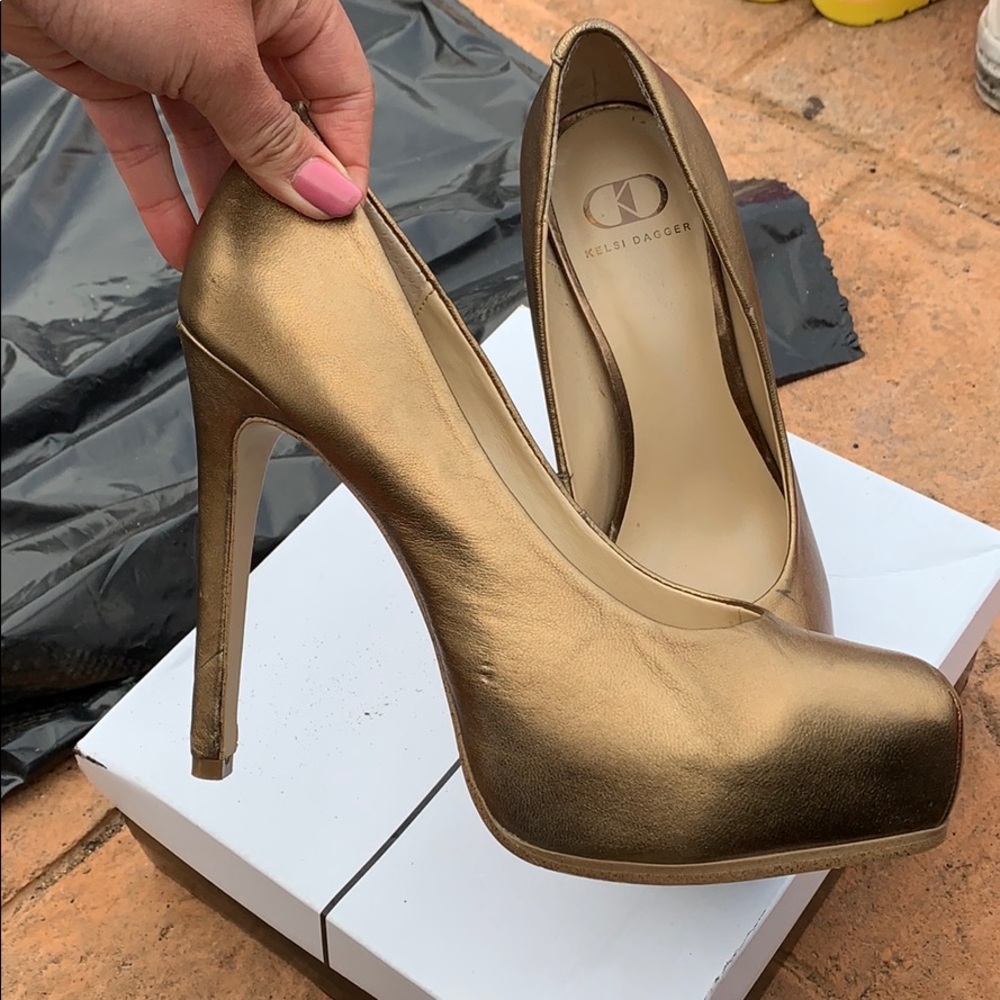 Kelsi Dagger Pumps